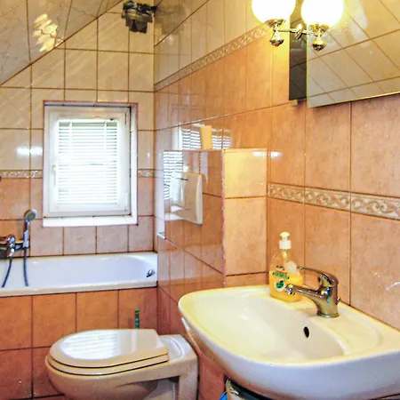 6 Bedroom Stunning In Solec Wlkp, Dom wakacyjny Sulecinek
